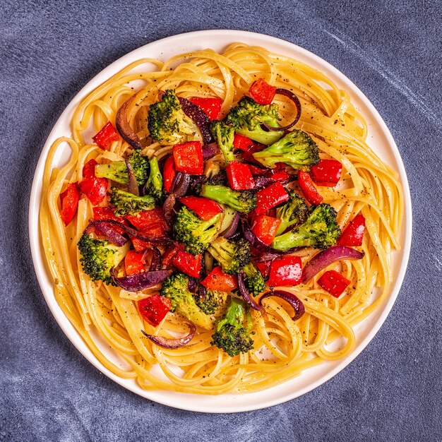 Pasta con brócoli y pimiento