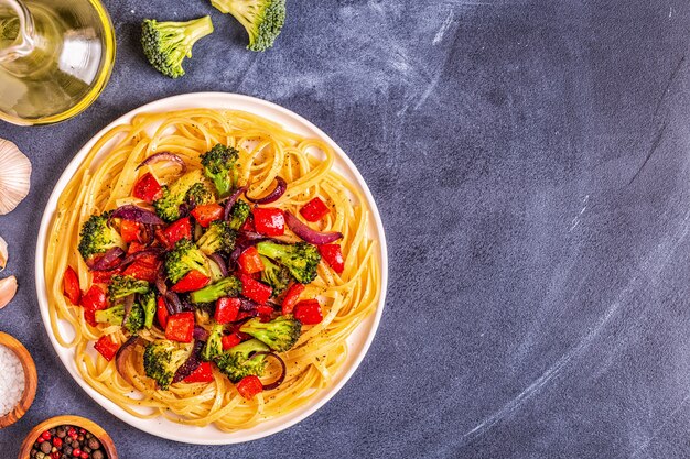 Pasta con brócoli y pimiento