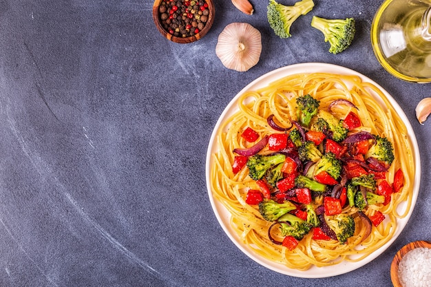 Pasta con brócoli y pimiento