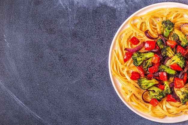 Pasta con brócoli y pimiento