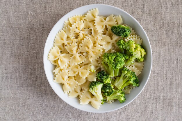 Pasta con brócoli sobre fondo textil