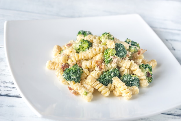 Pasta con brócoli, tocino y salsa especial.