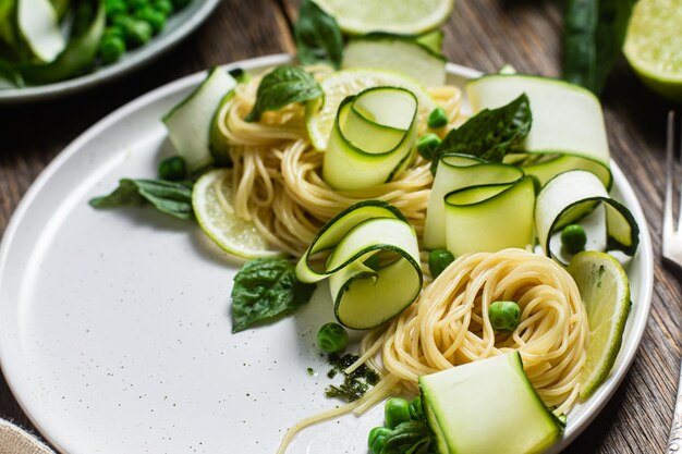 Pasta con calabacín y guisantes verdes en un cuenco