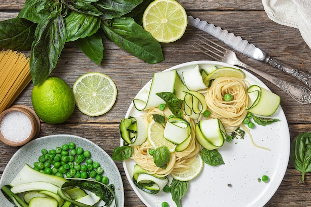 Pasta con calabacín y guisantes verdes en un cuenco