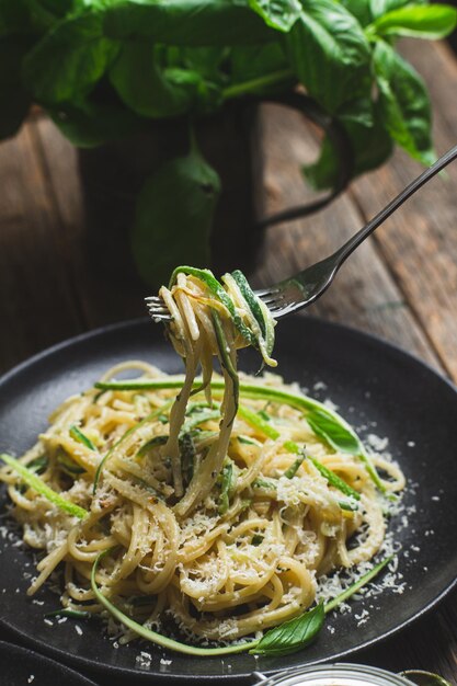 Foto pasta con calabacín y salsa de nata