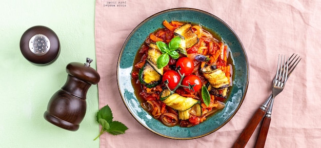 Pasta de calabacín en salsa roja Verduras salteadas Calabacín zanahoria cebolla ajo y tomates