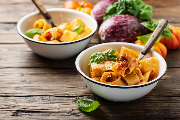 Pasta calamarata con salsa vegetariana