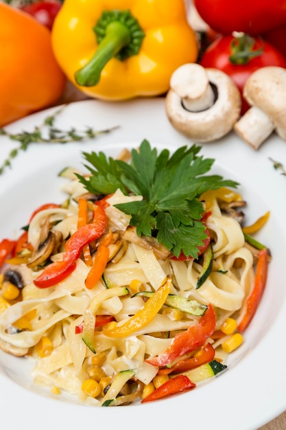 Pasta caliente con guarnición en plato