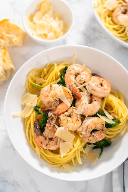 Pasta de camarón de ajo con espinaca