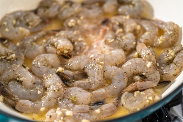 Pasta de camarón de ajo con espinacas