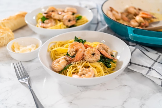 Pasta De Camarones Al Ajillo Con Espinacas