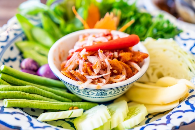 Pasta de Camarones con Chile y Mezcla de Verduras Frescas