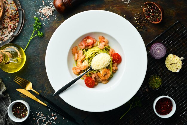Foto pasta con camarones, queso y salsa pesto cocina italiana menú vista superior