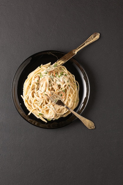 Pasta con camarones en salsa cremosa