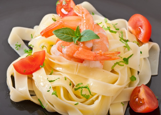 Pasta con camarones y tomates