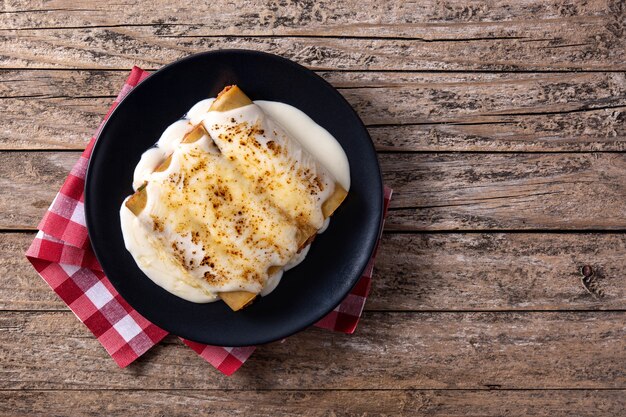 Pasta de canelones de carne deliciosa sobre mesa de madera