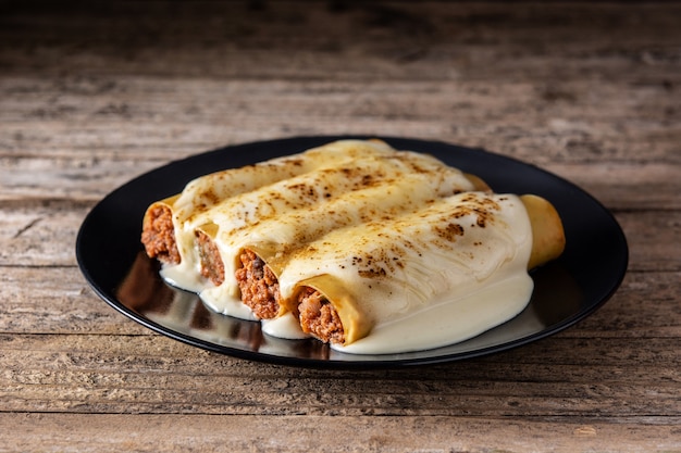 Pasta de canelones de carne deliciosa sobre mesa de madera