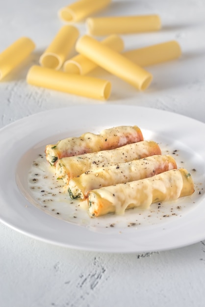 Pasta de canelones rellena de ricotta