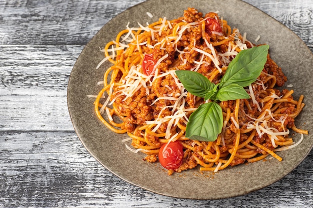 Pasta Carbonara Belenese mit Hähnchen auf weißem Holzhintergrund