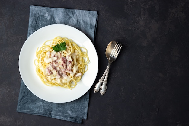 Pasta carbonara casera en plato blanco. Vista superior.