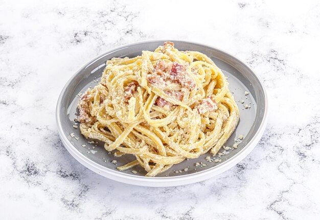 Pasta carbonara clásica con tocino y parmesán