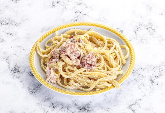 Foto pasta carbonara clásica con tocino y parmesano