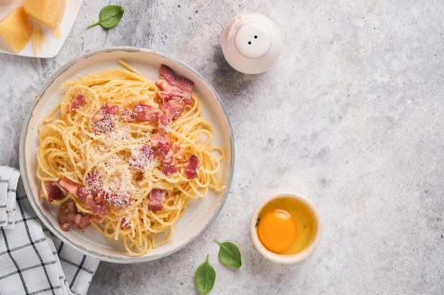 Pasta carbonara Espaguetis con panceta huevo queso parmesano y salsa de crema sobre fondo de mesa de hormigón gris Cocina tradicional italiana y plato Pasta alla carbonara Vista superior