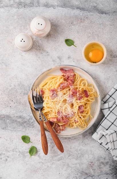 Pasta carbonara Espaguetis con panceta huevo queso parmesano y salsa de crema sobre fondo de mesa de hormigón gris Cocina tradicional italiana y plato Pasta alla carbonara Vista superior