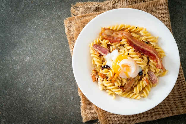 Pasta carbonara fusilli tocino picante - estilo de comida italiana