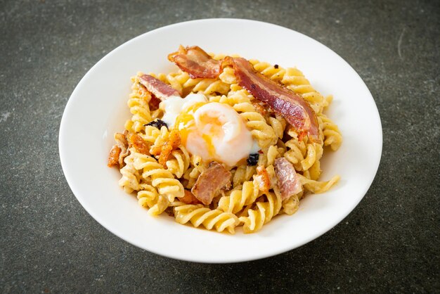 Pasta carbonara fusilli tocino picante - estilo de comida italiana