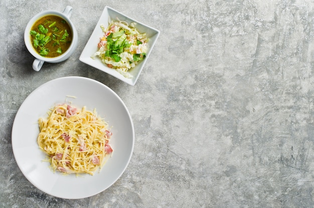 Pasta Carbonara, grüner Salat und Hühnersuppe.