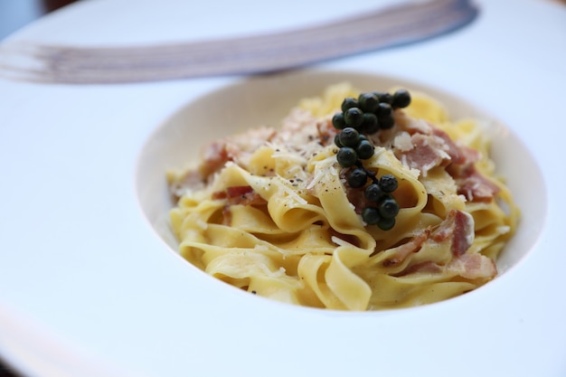 Pasta Carbonara mit Speck und Käse, italienisches Essen