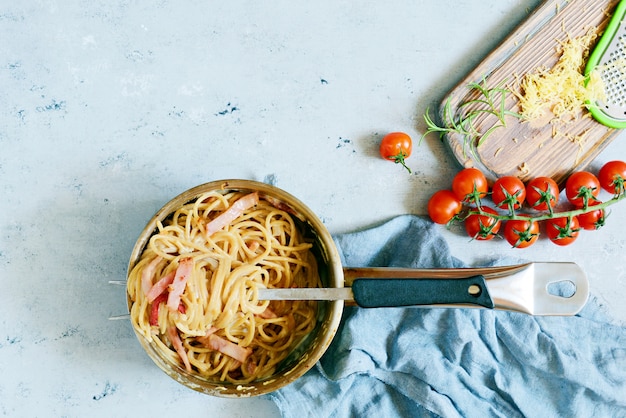 Pasta Carbonara mit Speck und Parmesan