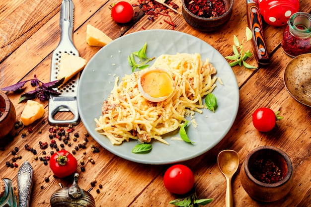 Pasta carbonara o espaguetis con tocino y queso parmesano.Comida italiana Plato de espaguetis alla carbonara