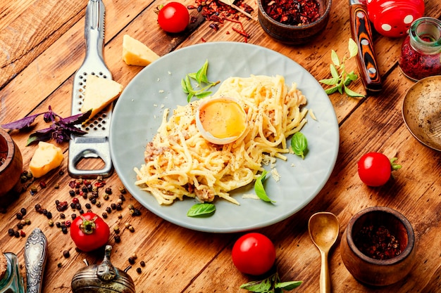Pasta Carbonara oder Spaghetti mit Speck und Parmesankäse.Italienisches Essen.Gericht mit Spaghetti alla Carbonara