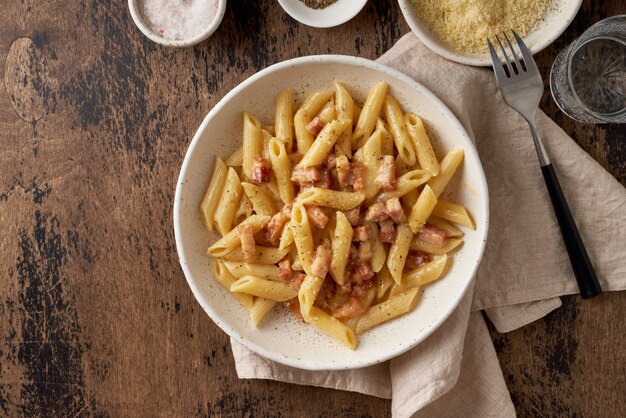 Pasta carbonara. Penne con panceta, huevo, queso parmesano y salsa de crema