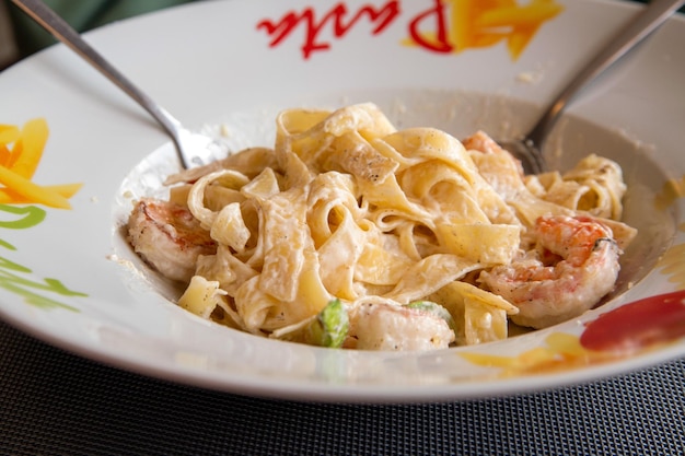 Pasta carbonara en un plato blanco Cocina tradicional italiana