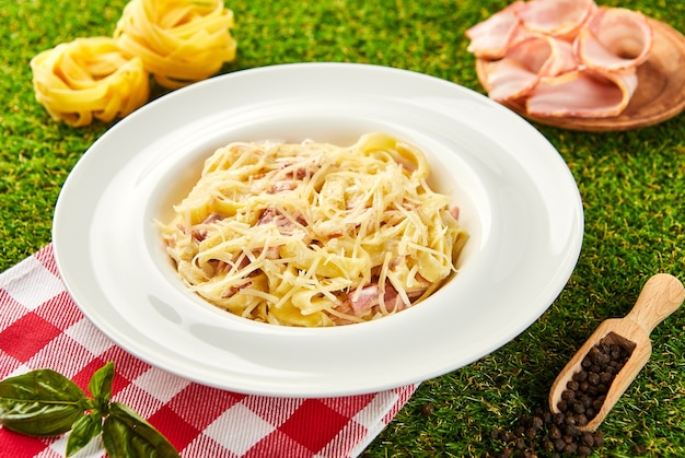 Foto pasta carbonara. plato tradicional italiano