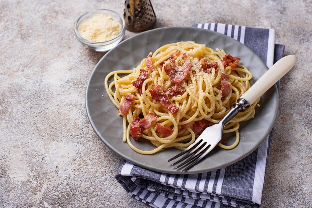 Pasta Carbonara Con Tocino Y Parmesano