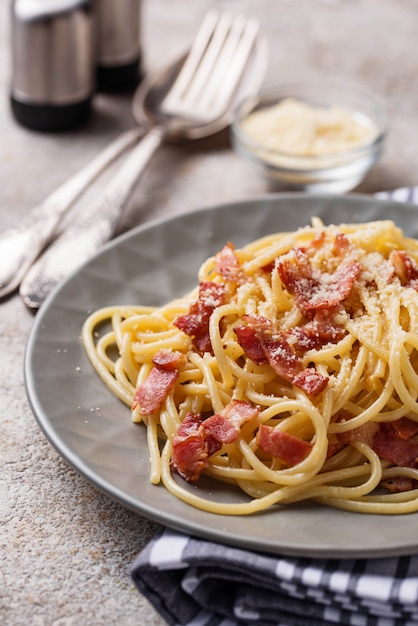 Pasta Carbonara Con Tocino Y Parmesano