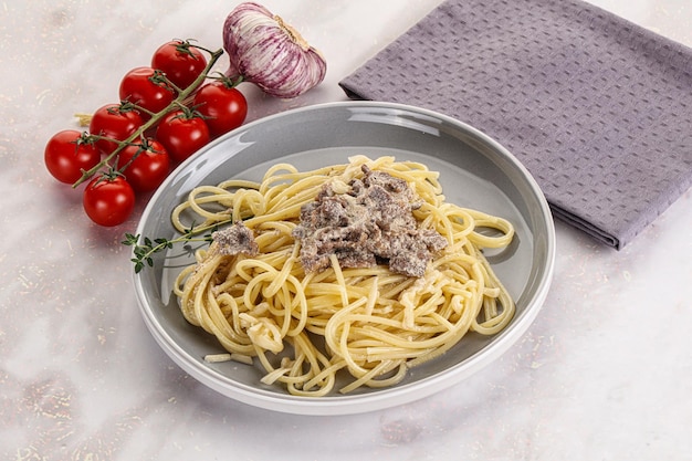 Pasta Carbonara con tocino de res