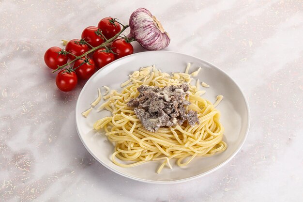 Pasta Carbonara con tocino de res