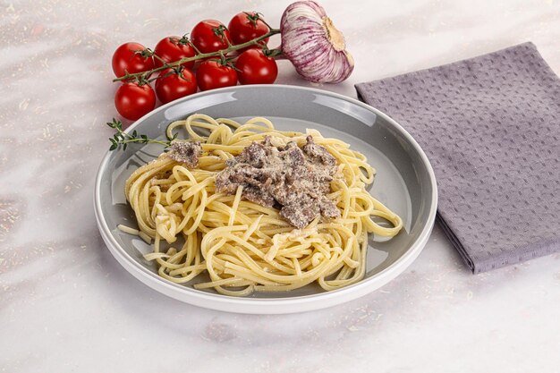 Pasta carbonara con tocino de res