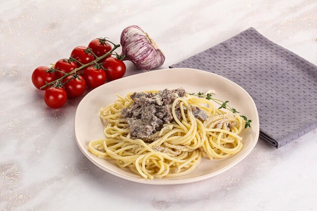 Pasta Carbonara con tocino de ternera y nata