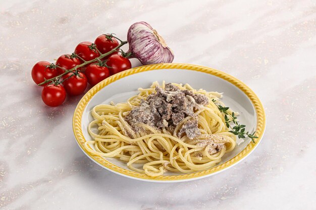 Pasta carbonara con tocino de ternera