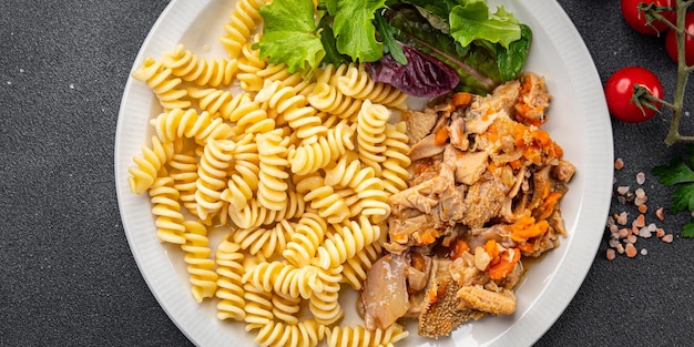 pasta carne callos fusilli fresco listo para cocinar comida saludable comida bocadillo en la mesa espacio de copia comida