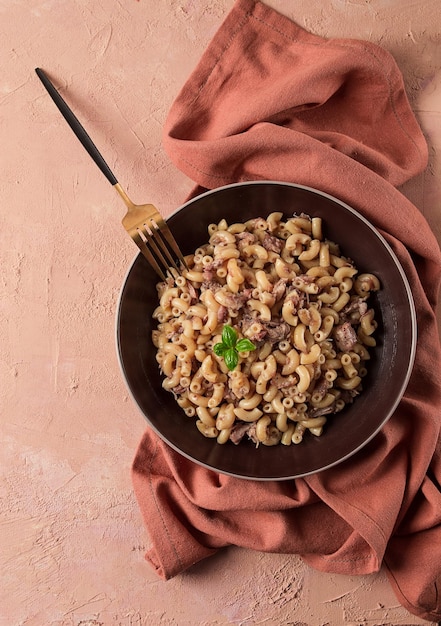 Pasta con carne guisada pasta en los cuernos marinos casera sin gente