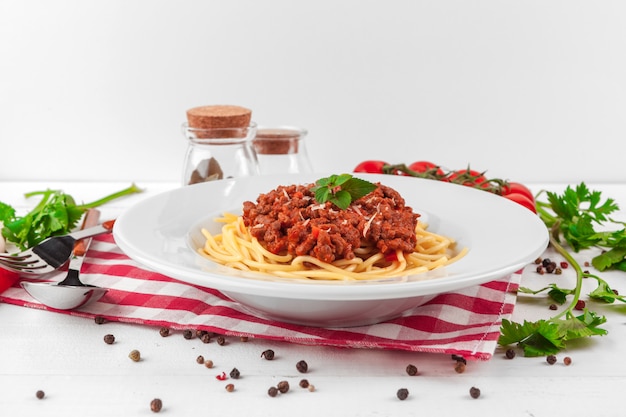 Pasta con carne, salsa de tomate y verduras sobre la mesa