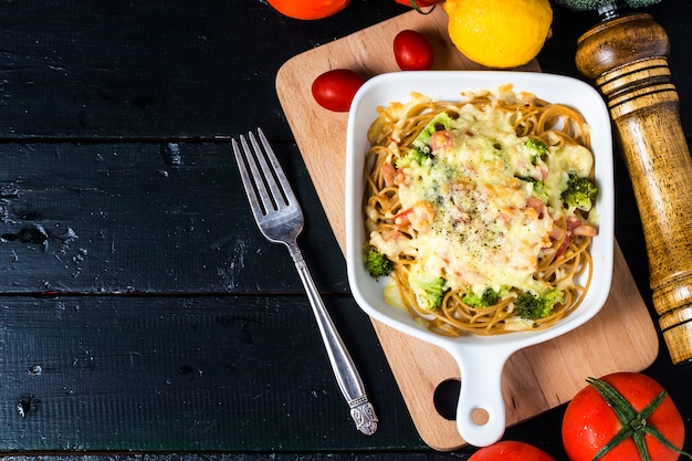 Pasta casera al horno con jamón y queso.