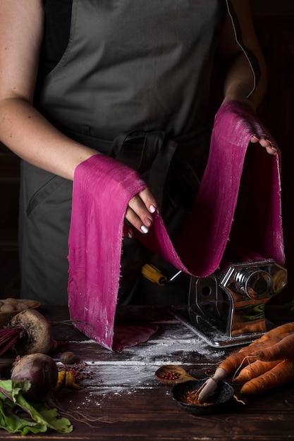 Pasta casera artesanal en el proceso de cocción